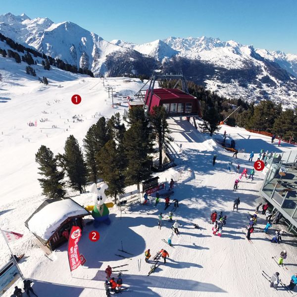 Vue aérienne des différents points de rassemblement de la station de ski de Nendaz en Valais